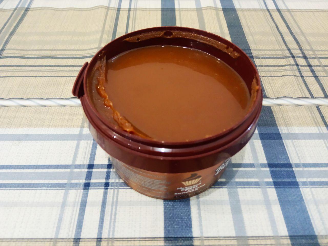 Простой рецепт пирога напоминающий торт, просто и вкусно: Достаем форму с тестом из духовки, частью оставшегося теста заполняем края формы, середину заполняем вареным