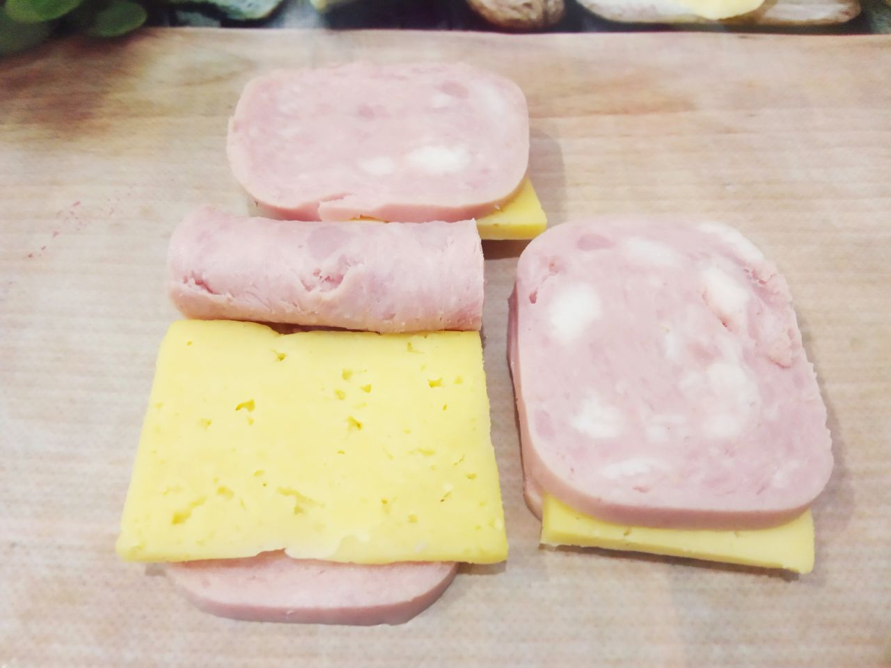 Вкусный и аппетитный завтрак из ветчины и сыра, в кляре: В середину кружочков ветчины кладем по ломтику сыра.