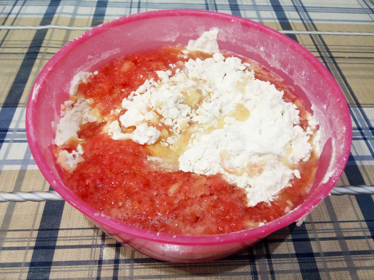 Простой рецепт грейпфрутового печенья, просто и вкусно: Мучную крошку соединяем с размешанной массой, размешиваем сначала лопаткой затем замешиваем мягкое и нежное