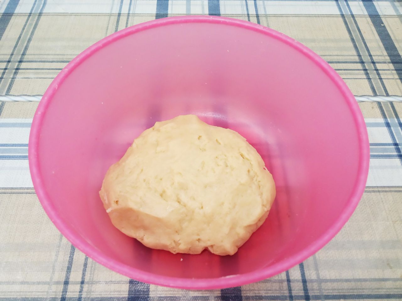 Домашнее печенье рассыпчатое и песочное, вкусное и аппетитное: Тесто разделяем на две части. В одну часть добавляем две столовые ложки муки и замешиваем нежное тесто.