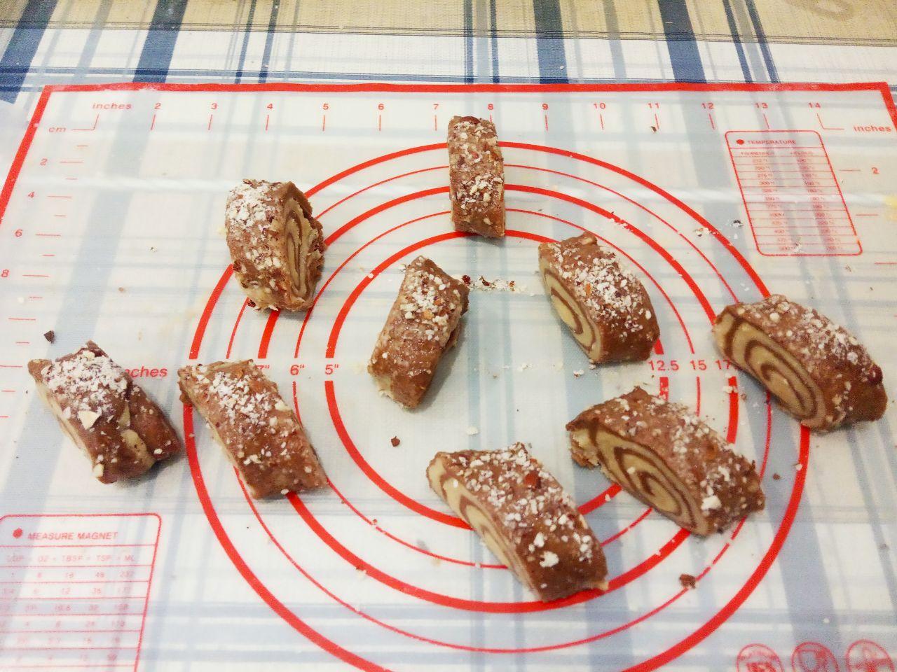 Печенье рулетики к чаю, вкусно и просто: Противень застилаем пергаментом и укладываем печенье.