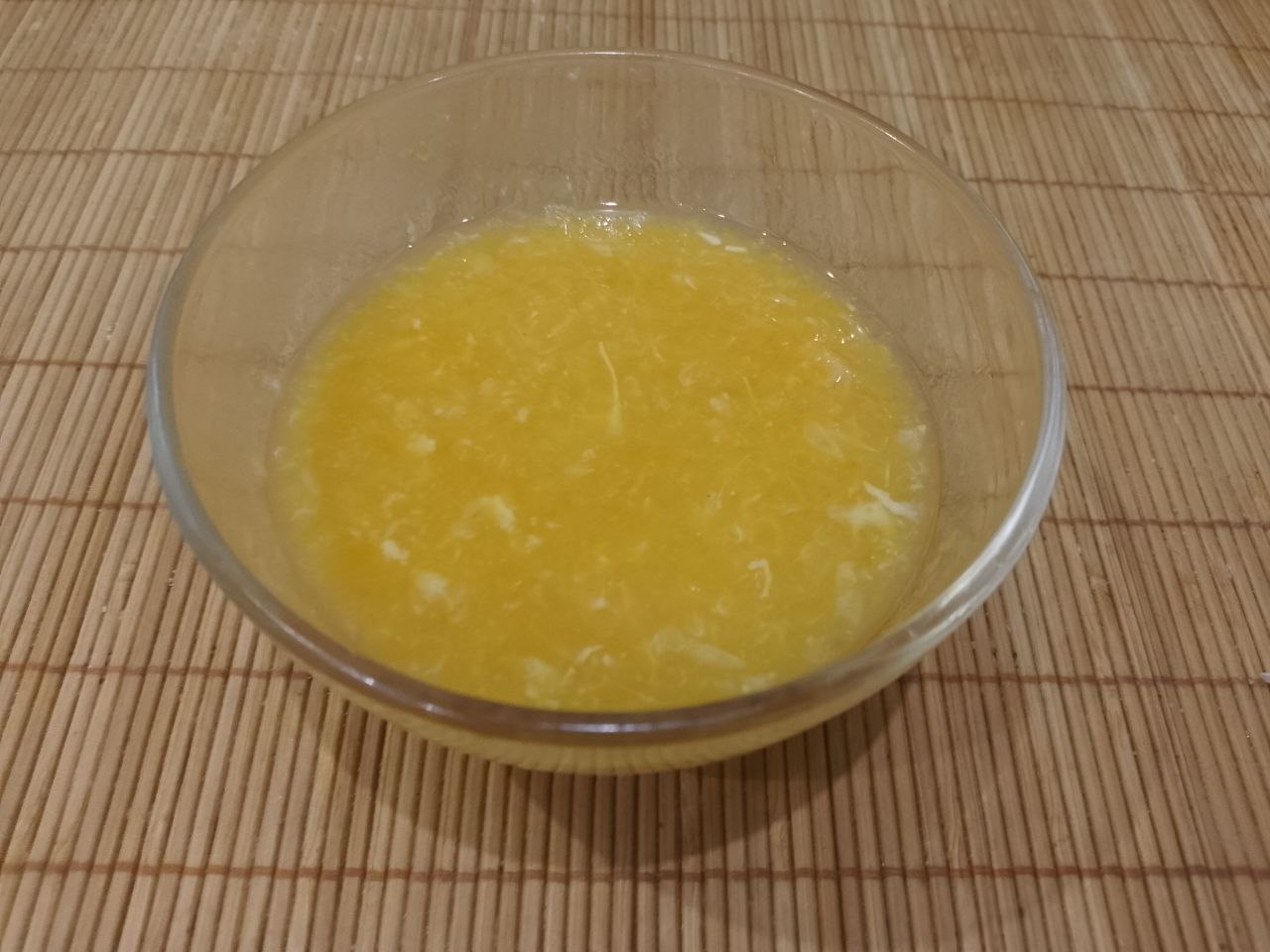 Домашнее мандариновое печенье, просто и вкусно: Мандарины очищаем и выдавливаем из них сок с мякотью.