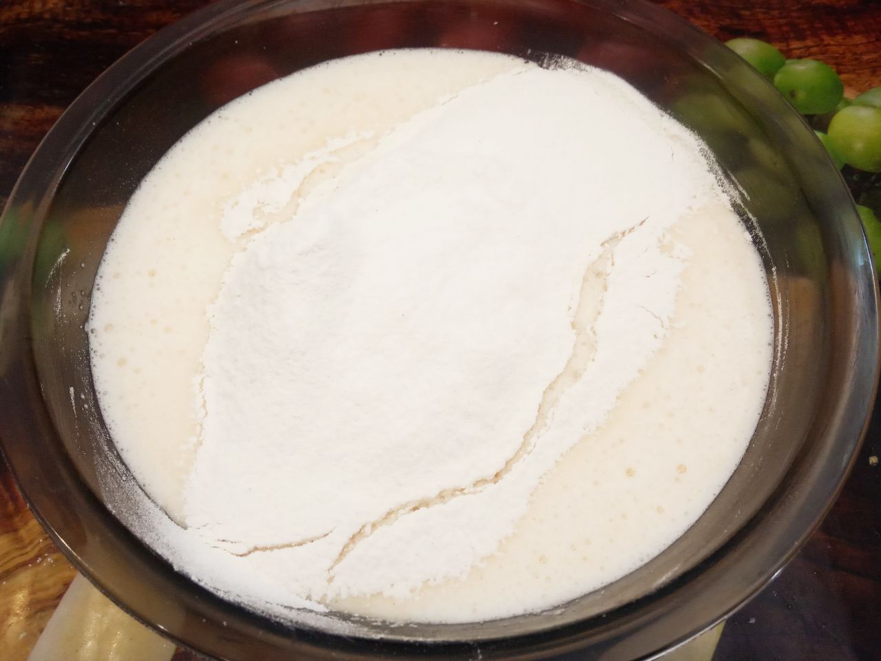 Пирог из манной крупы, изюма и муки, простой и вкусный: Муку просеиваем через мелкое сито и добавляем в тесто, осторожно размешиваем.