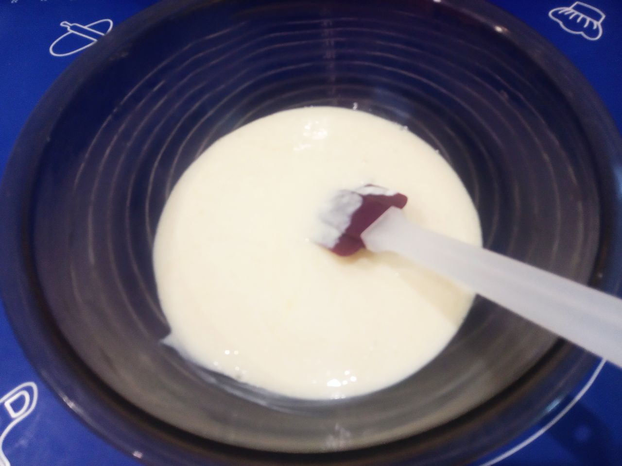 Творожная выпечка на сковороде к чаю, быстро и вкусно: Добавляем творог в чашу и блендером пробиваем до однородного состояния.