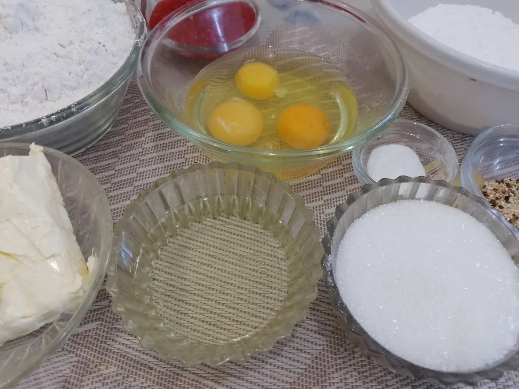 Песочное печенье в сахарной глазури и кунжуте
