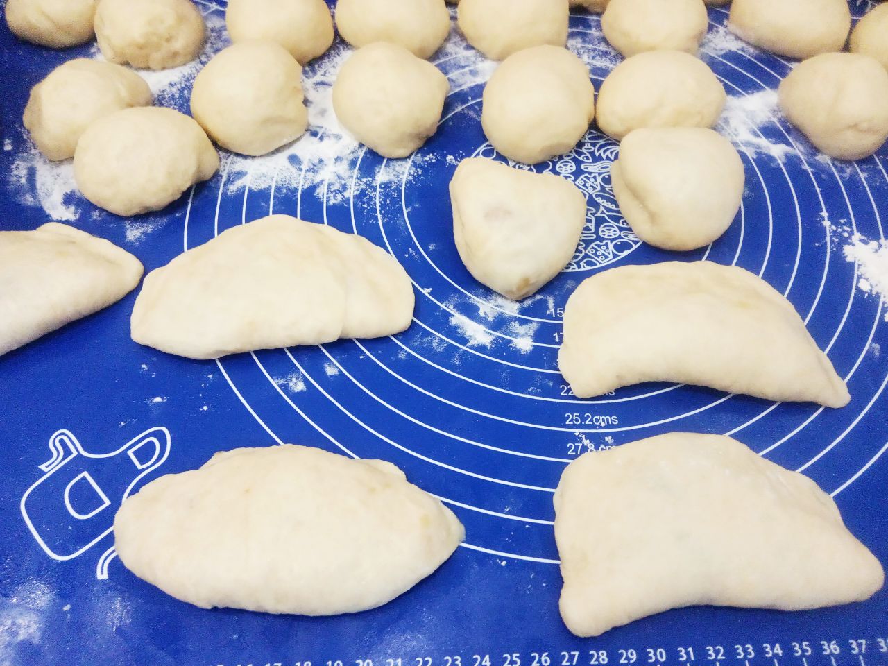 Пирожки из сдобного дрожжевого теста с начинкой из свежих обжаренных яблок: Кружочек с начинкой складываем вдвое, слегка придавливаем и сворачиваем треугольником.