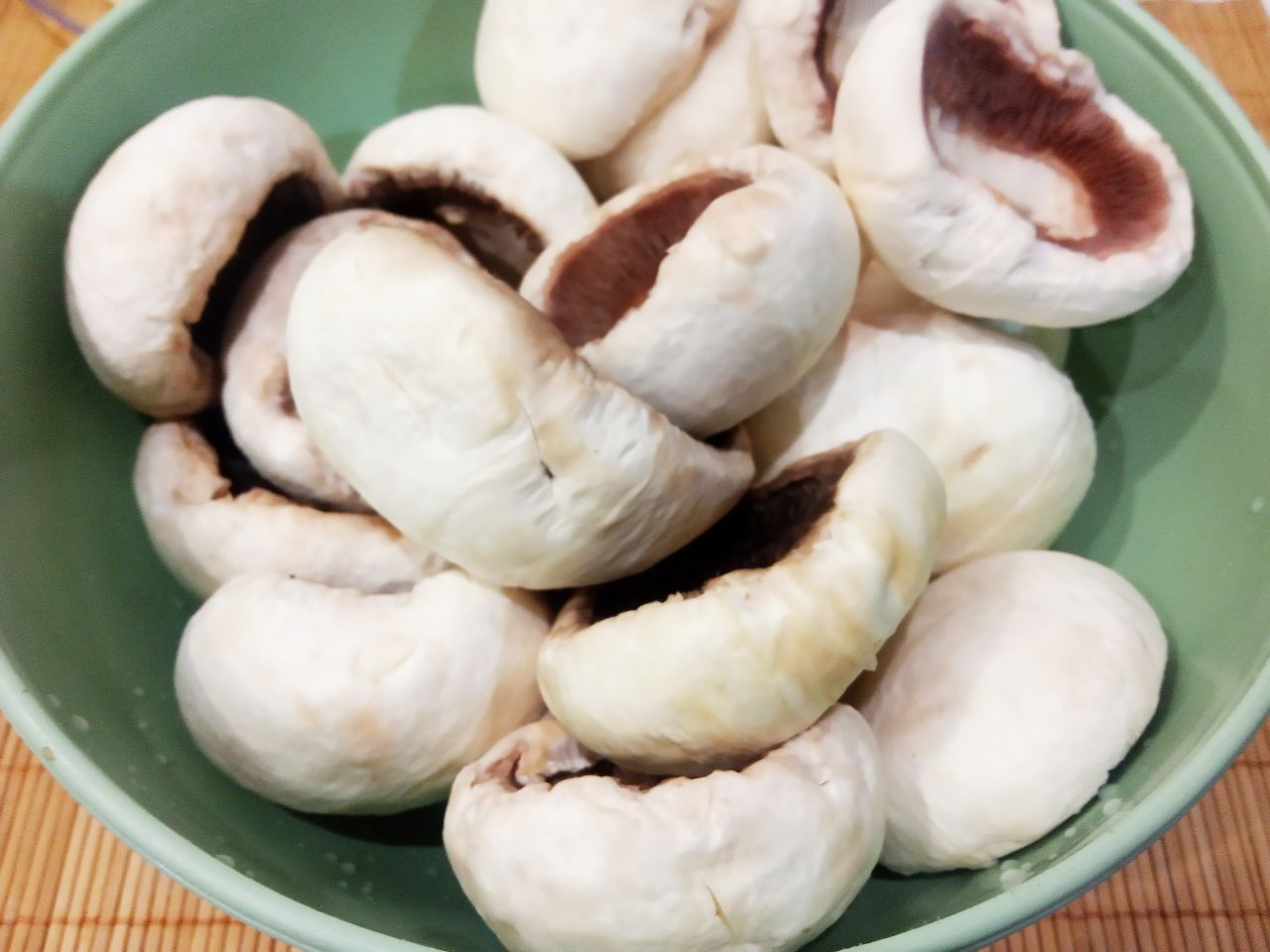 Шампиньоны с сыром, запеченные в духовке, вкусные и аппетитные: Шапочки солим по вкусу, противень смазываем жиром, застилаем фольгой или пергаментом. Укладываем грибные