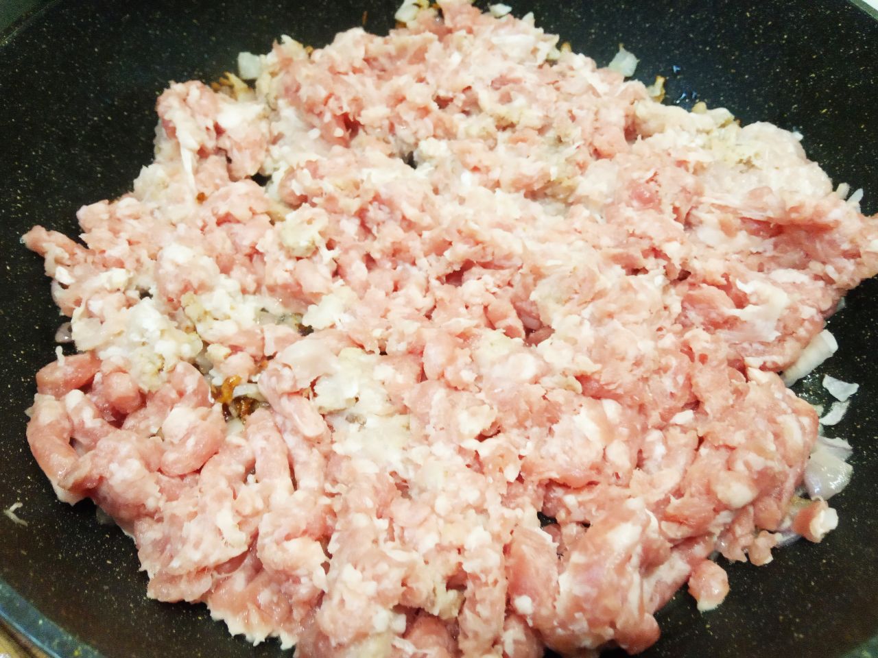 Простой рецепт пирожков из теста на растительном масле, с мясной начинкой: Кладем фарш и обжариваем с луком до испарения влаги.