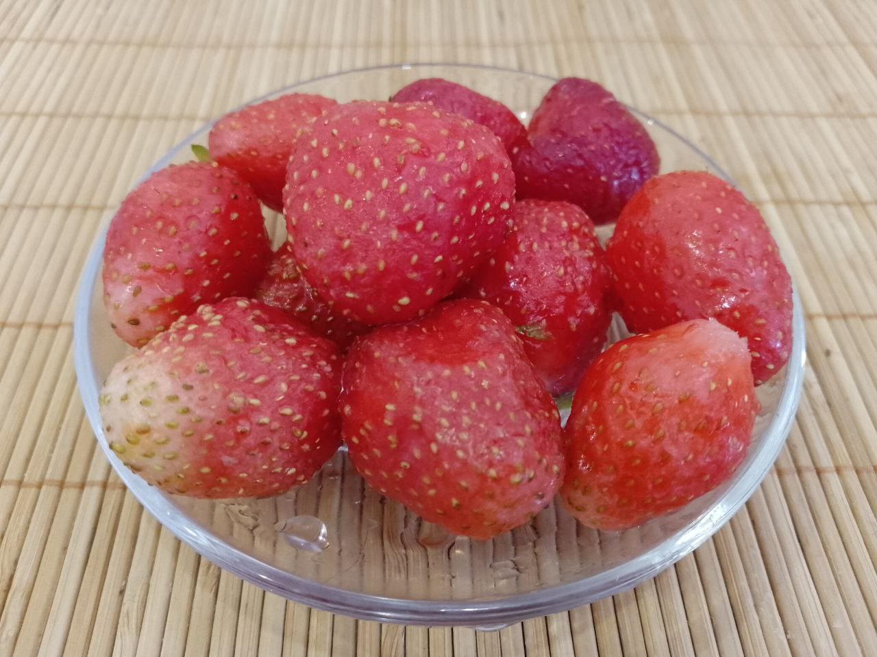 Компот из клубники: Клубнику промываем, просушиваем, кладем в кастрюлю и заливаем горячим сиропом.