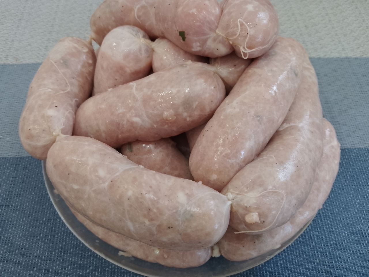 Домашние колбаски из свиного и куриного мяса в натуральной оболочке, запеченные в духовке: К мясорубке прикрепляем трубку для наполнения фаршем натуральной оболочки.Оболочку наполняем частями коло 10