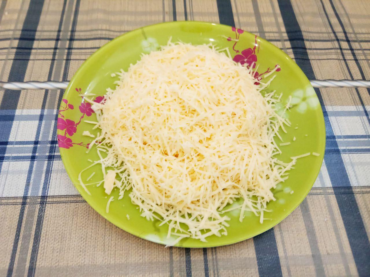 Сочные кабачковые гнезда с мясной начинкой и сыром: Сыр натираем на средней терке и половину добавляем в тертые кабачки, а половиной сыра оставляем для посыпания