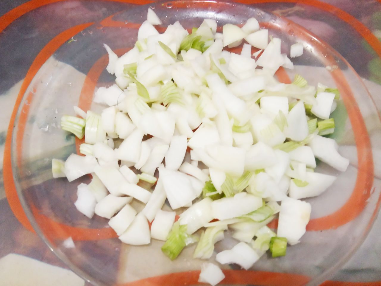 Тушеные патиссоны с овощами, полезные и вкусные: Лук очищаем, промываем и измельчаем.