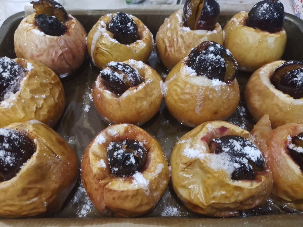 Запеченные яблоки со сливами в духовке, просто и вкусно: Достаем яблоки из духовки и посыпаем сахарной пудрой.