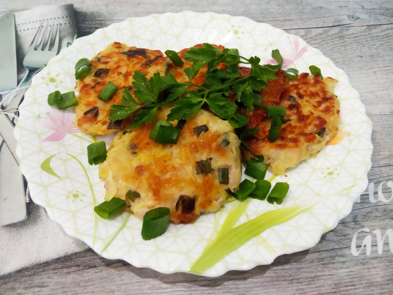 Картофельные оладьи с добавлением мясного фарша и зеленого лука