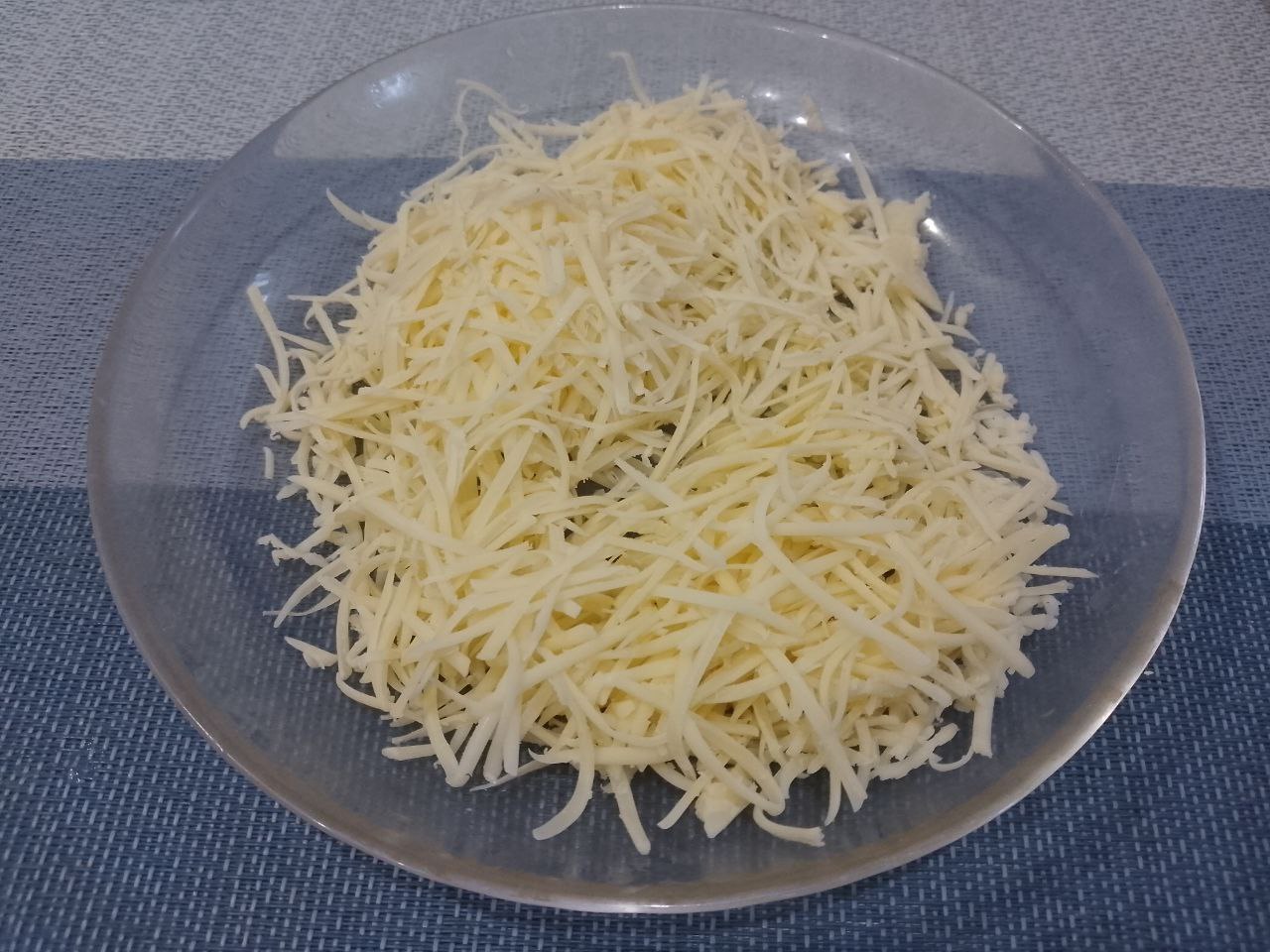 Курица пармиджано с протертыми помидорами и сыром: Сыр пармезан по рецепту, я использовала твердый сыр, который натираем на мелкой терке, я натерла на средней