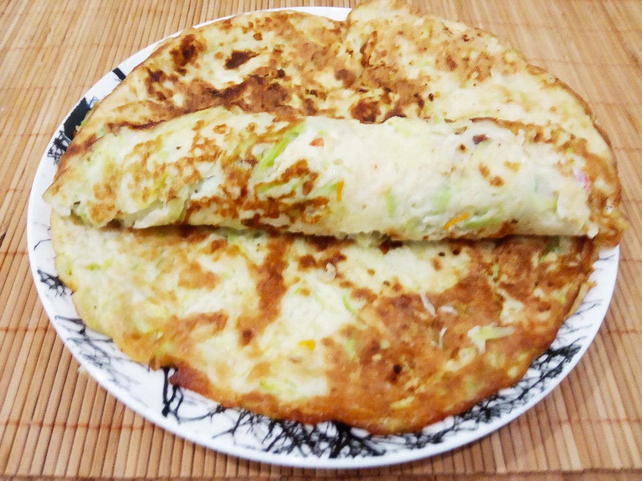 Кабачковые блины, с начинкой из тертого сыра и помидоров: На край блина кладем начинку и сворачиваем рулетиком.