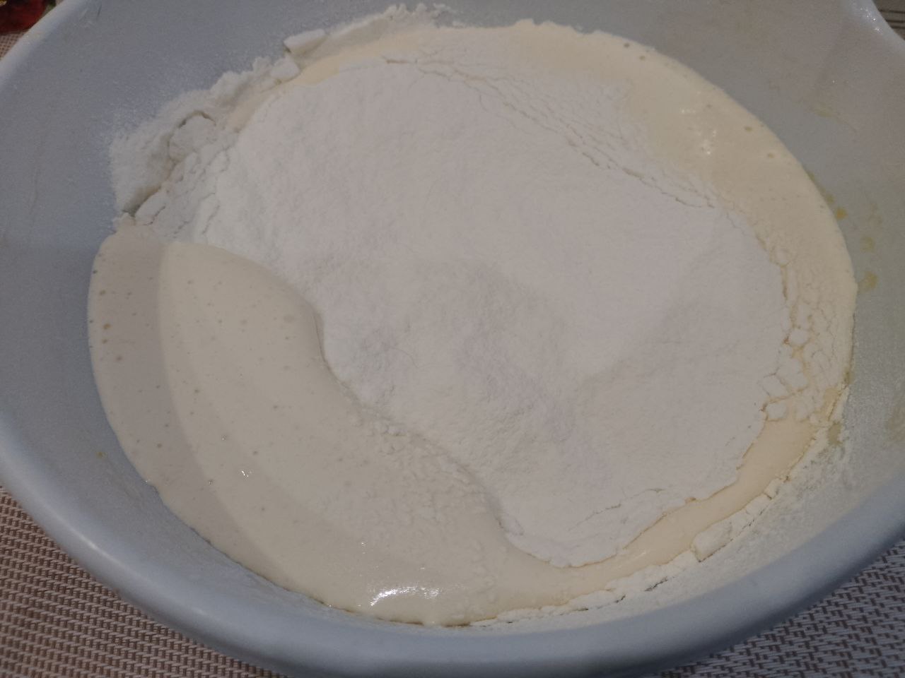 Печенье нежное и воздушное с вишней и кунжутом: Всыпаем муку частями и тщательно размешиваем.