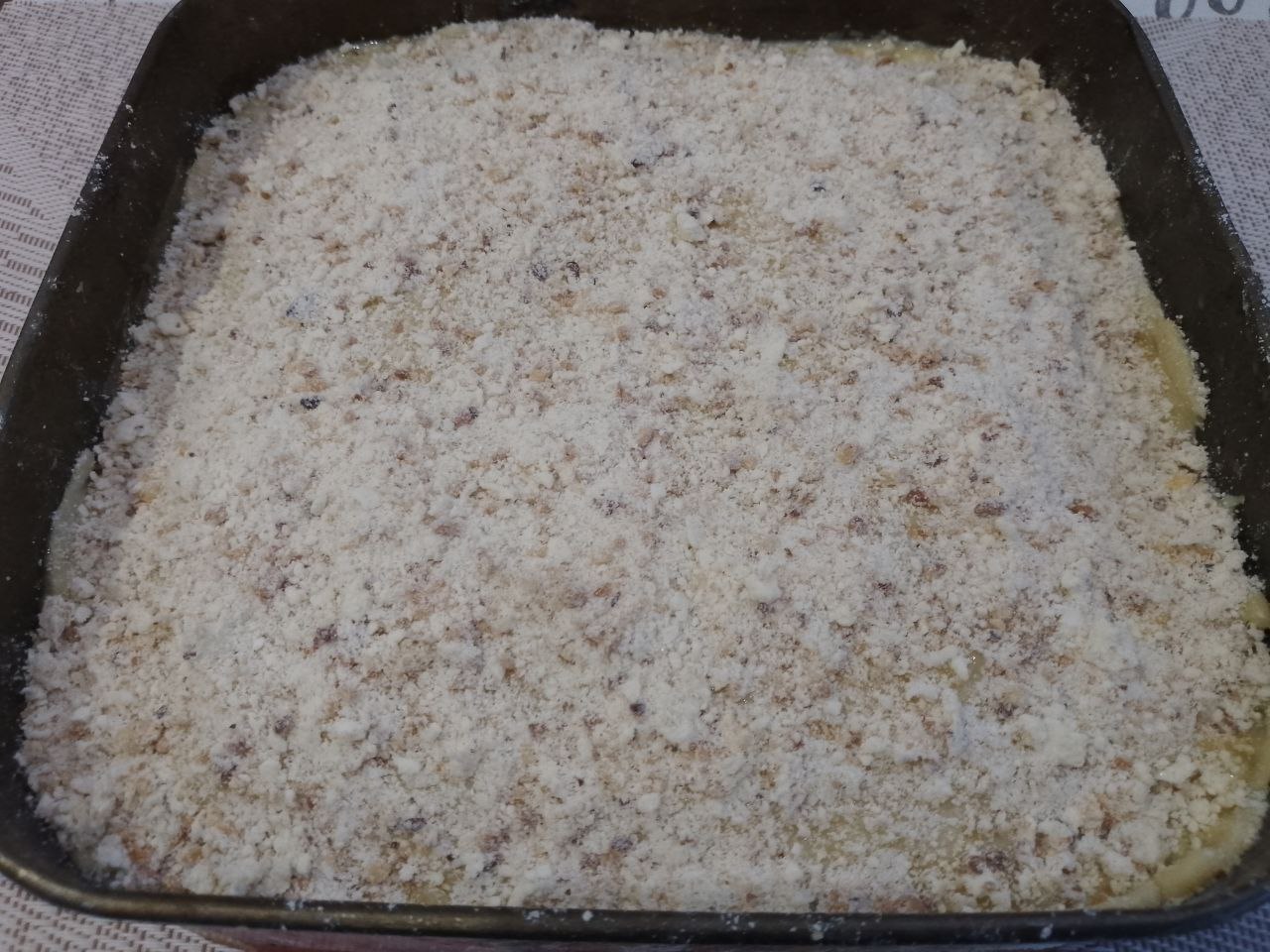 Пирог песочный трехслойный с начинкой из кураги, лимона и орехов: Разогреваем духовку до 180 С и ставим пирог для выпеканияпримерно на 50 минут.