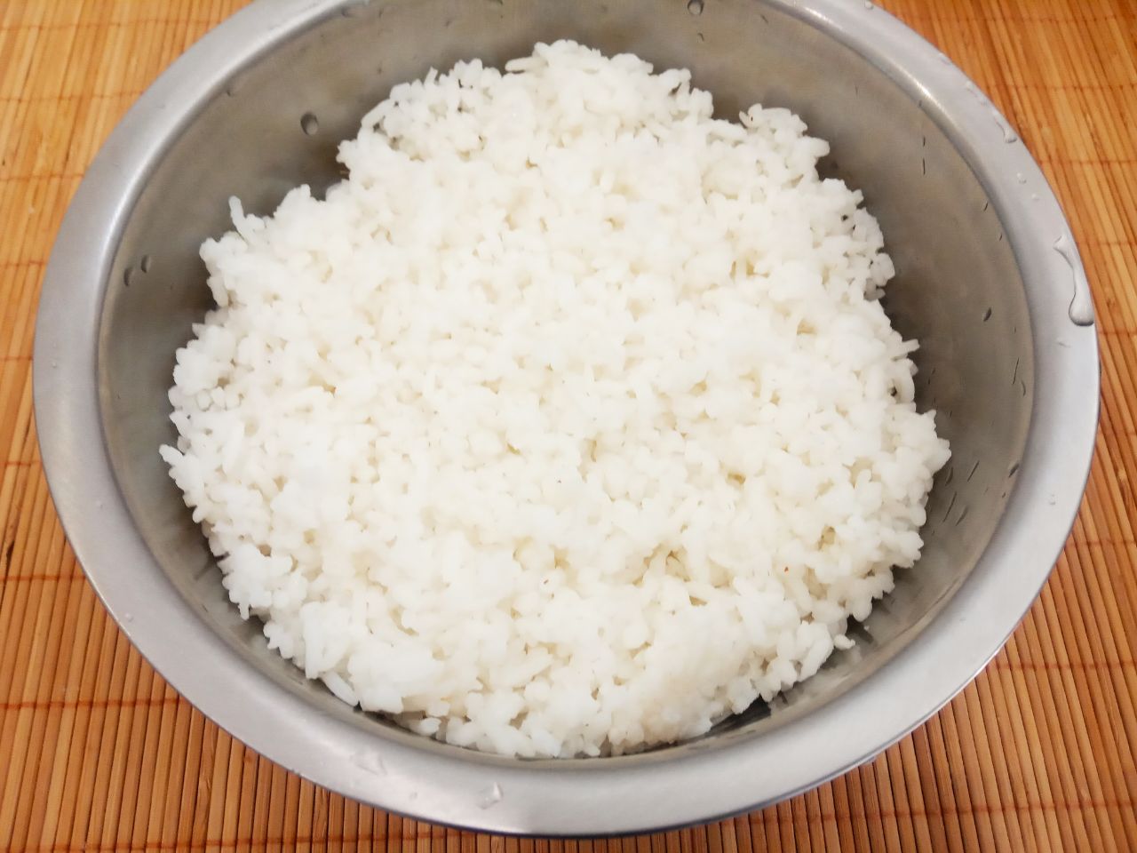 Патиссоны запеченные с фаршем, рисом и сыром: Рис хорошо промываем водой, отвариваем в подсоленной воде до полу готовности и откидываем на дуршлаг, чтобы