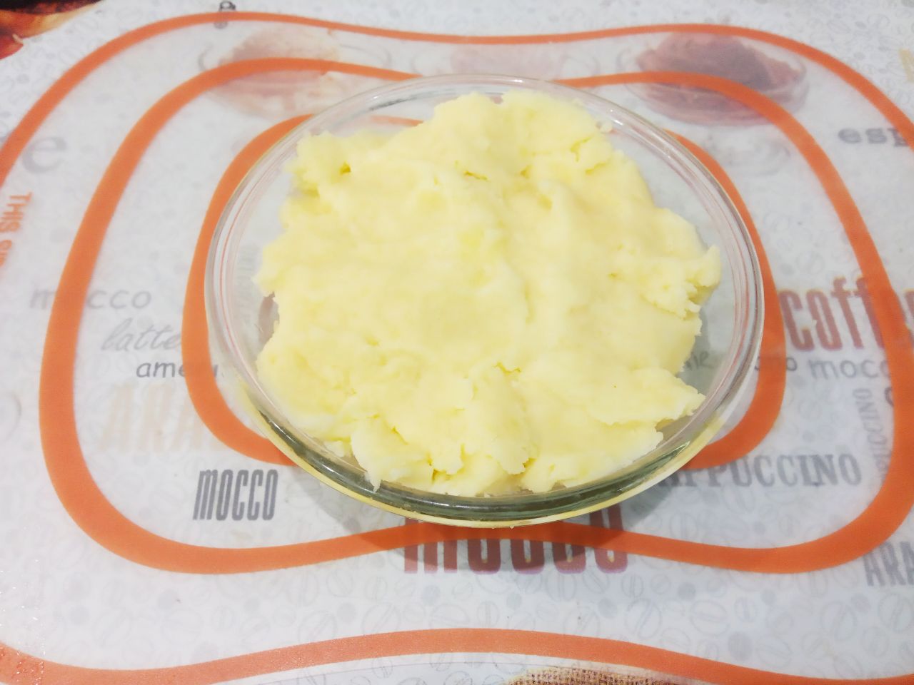 Картофельные палочки с сыром, вкусные и аппетитные: Если нет пюре, а хочется приготовить палочки, отвариваем картофель в подсоленной воде до готовности. Сливаем