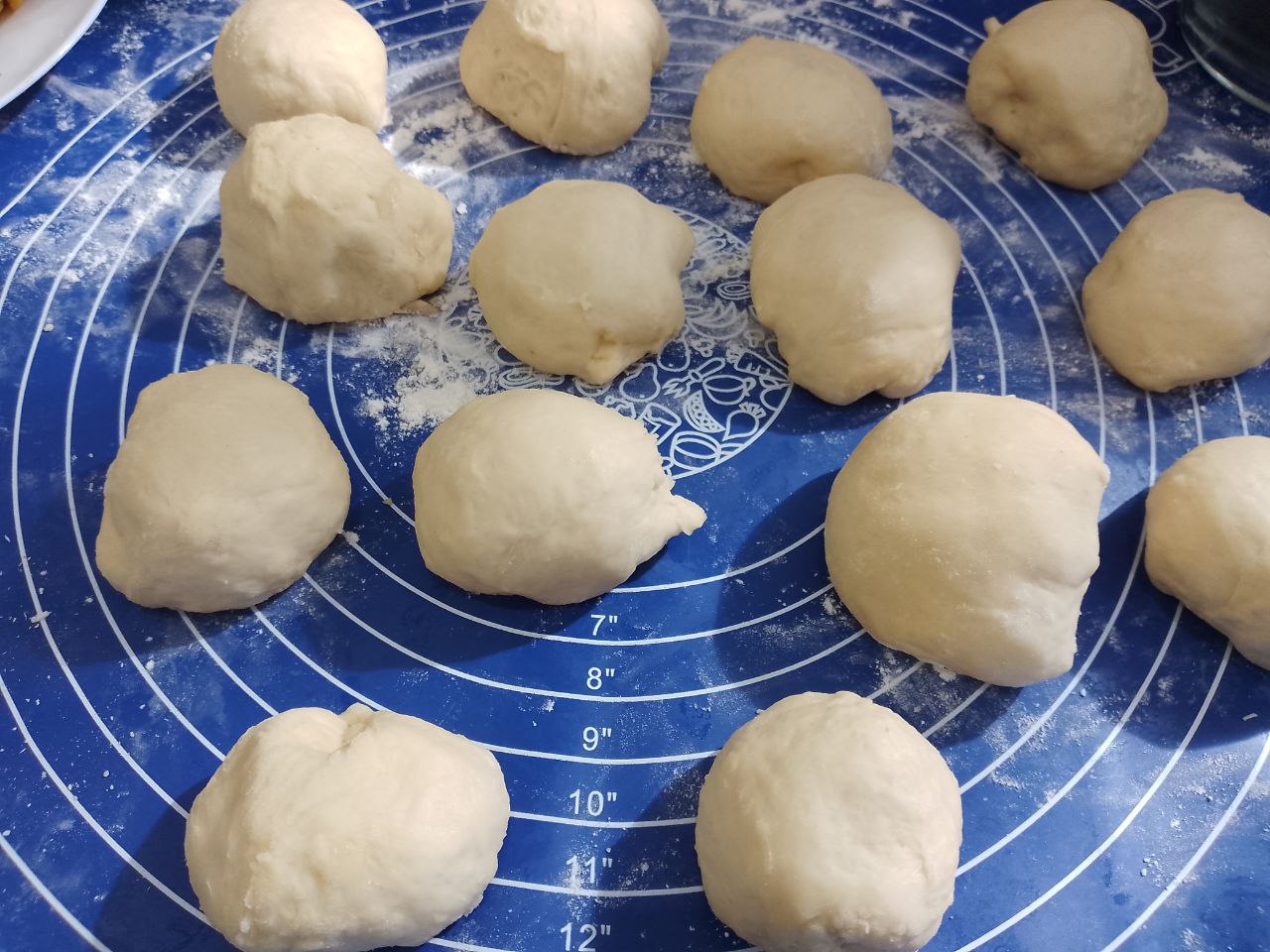 Жареные пирожки из дрожжевого теста, с мясом: Поднявшееся тесто выкладываем на рабочую поверхность, разделяем на небольшие шарики, накрываем пленкой и