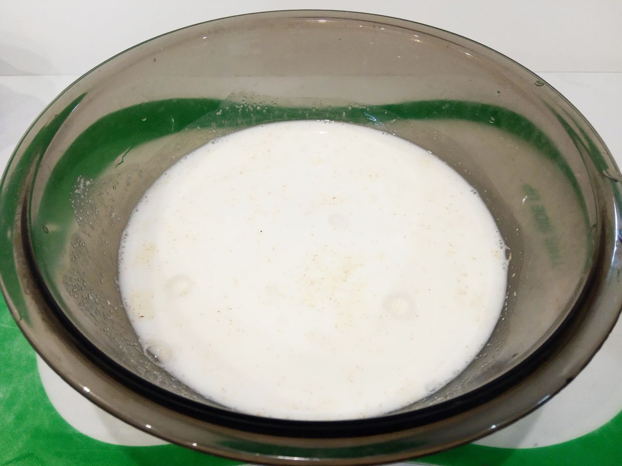 Манный пирог на кефире, просто и вкусно: Манную крупу насыпаем в чашу и заливаем кефиром комнатной температуры на полчаса.