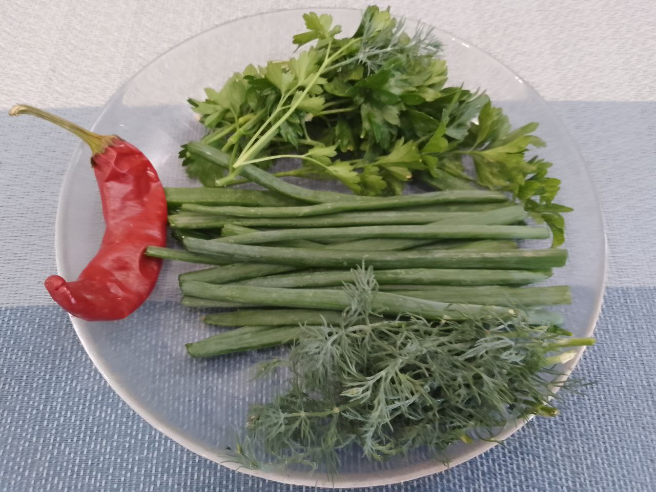 Острые чесночные стрелки с зеленым горошком и овощами, на сковороде: Тушим чесночные стрелки с овощами около 20 минут. В конце приготовления добавляем соль по вкусу.