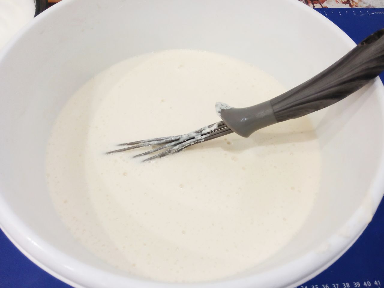 Домашние пасхальные куличи воздушные, мягкие и вкусные: В поднявшиеся дрожжи вливаем взбитые желтки и сметану, размешиваем.