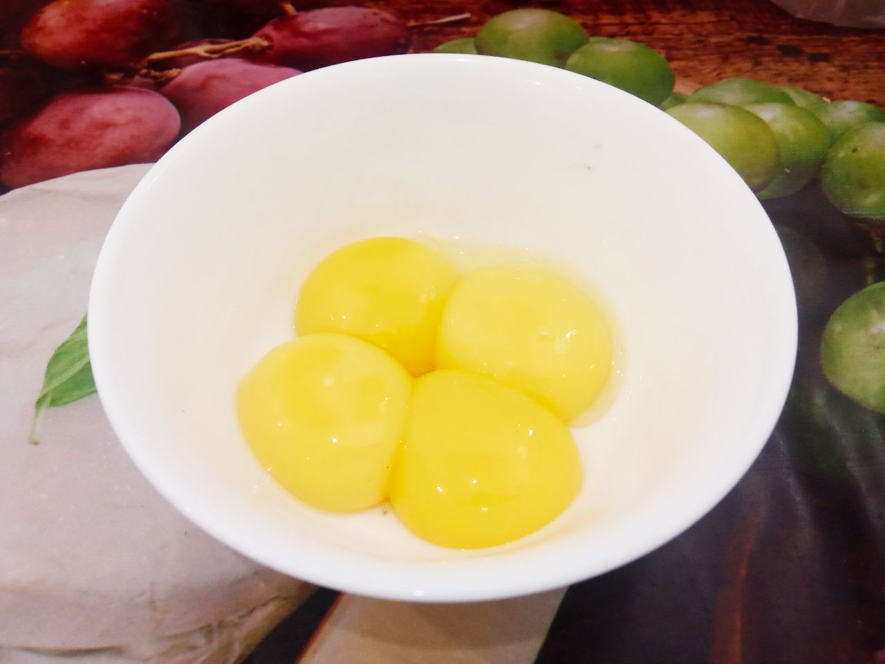 Рулет из бисквитного теста с шоколадом и джемом, вкусный и аппетитный: Добавляем желтки и размешиваем миксером на медленных оборотах.