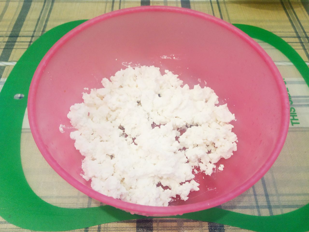 Запеканка из макарон, творога и изюма, просто и вкусно: Творог хорошо растираем, если макароны с творогом ,поджариваем творог используем не мягкий.