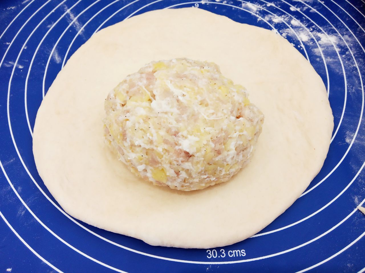Лепешки с мясной начинкой, в духовке: На середину круга кладем начинку.