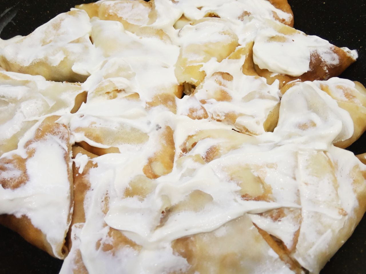 Блины с творожной начинкой, вкусные и аппетитные: Сковороду смазываем сливочным маслом и укладываем блинчики.