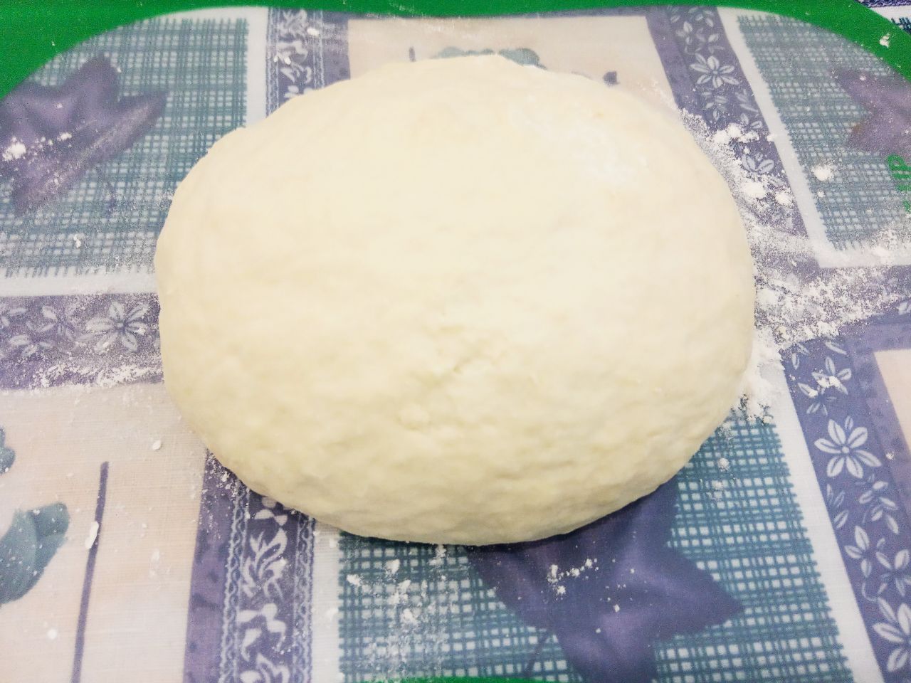 Вареники с клубникой приготовленные на пару: Муку просеиваем через мелкое сито и частями добавляем в смесь.