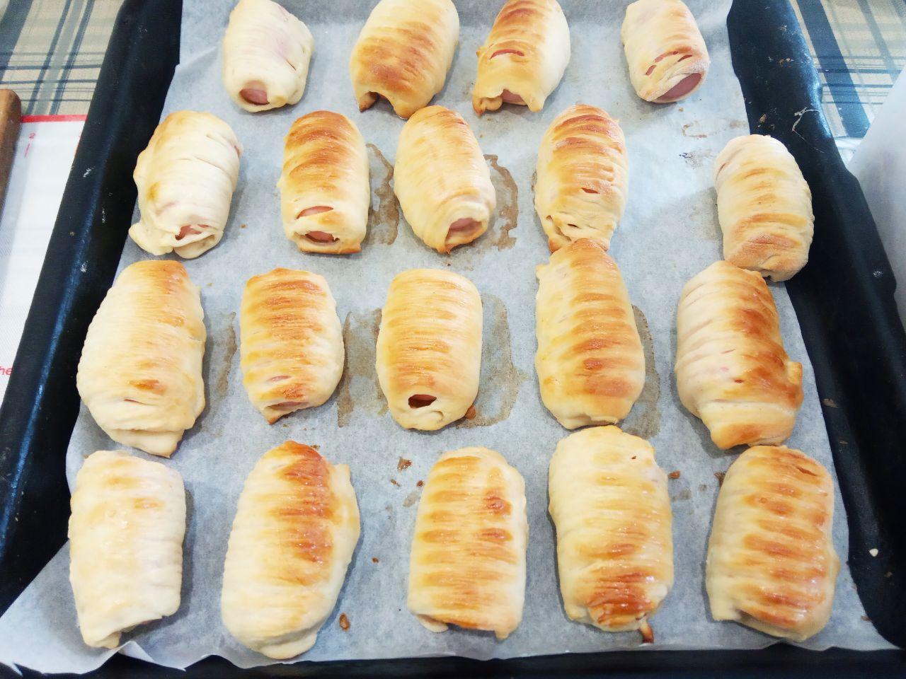 Сосиски в тесте и пампушки в чесночной заливке, вкусно и просто: Выпекаем сосиски в тесте до готовности.