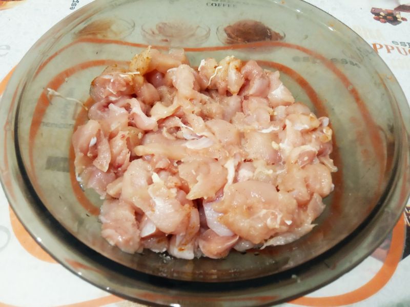 Запеченный рулет из куриного мяса со специями: Кусочки мяса складываем в чашу.