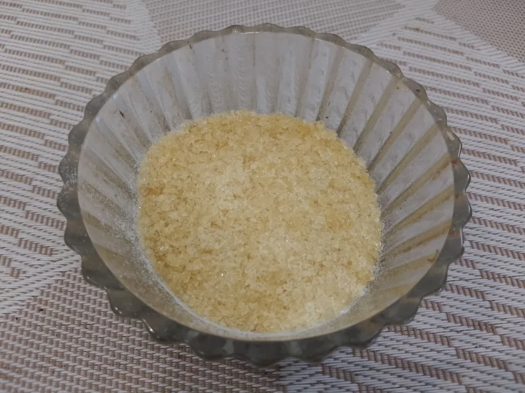 Желе из ягод клубники и жимолости, нежное и вкусное: Желатин замачиваем холодной кипяченой водой на 20 минут. Желатина можно добавить ещё 10 г, тогда желе будет