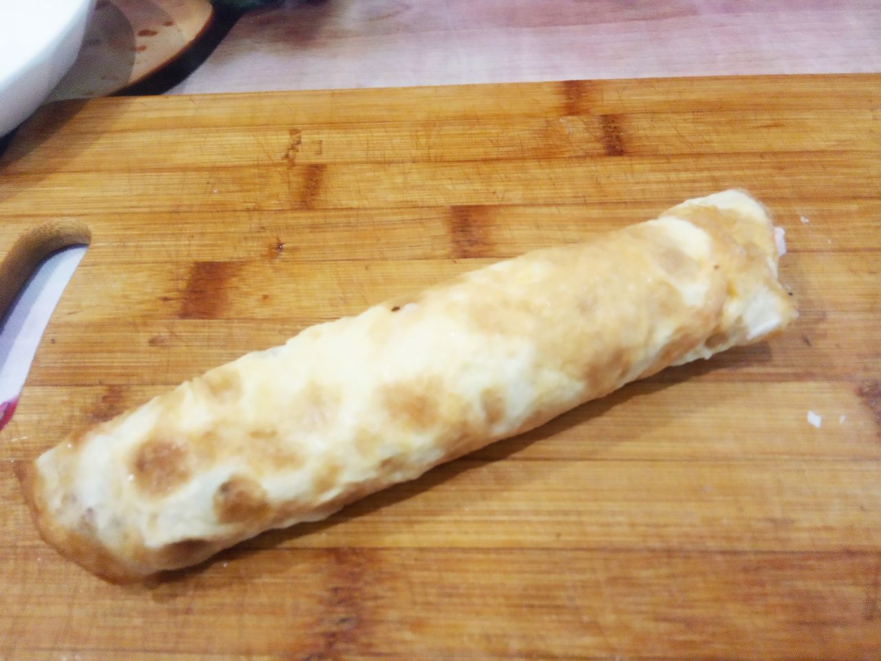 Закуска из яичных блинов с начинкой, просто и вкусно: Блин с начинкой сворачиваем рулетом.