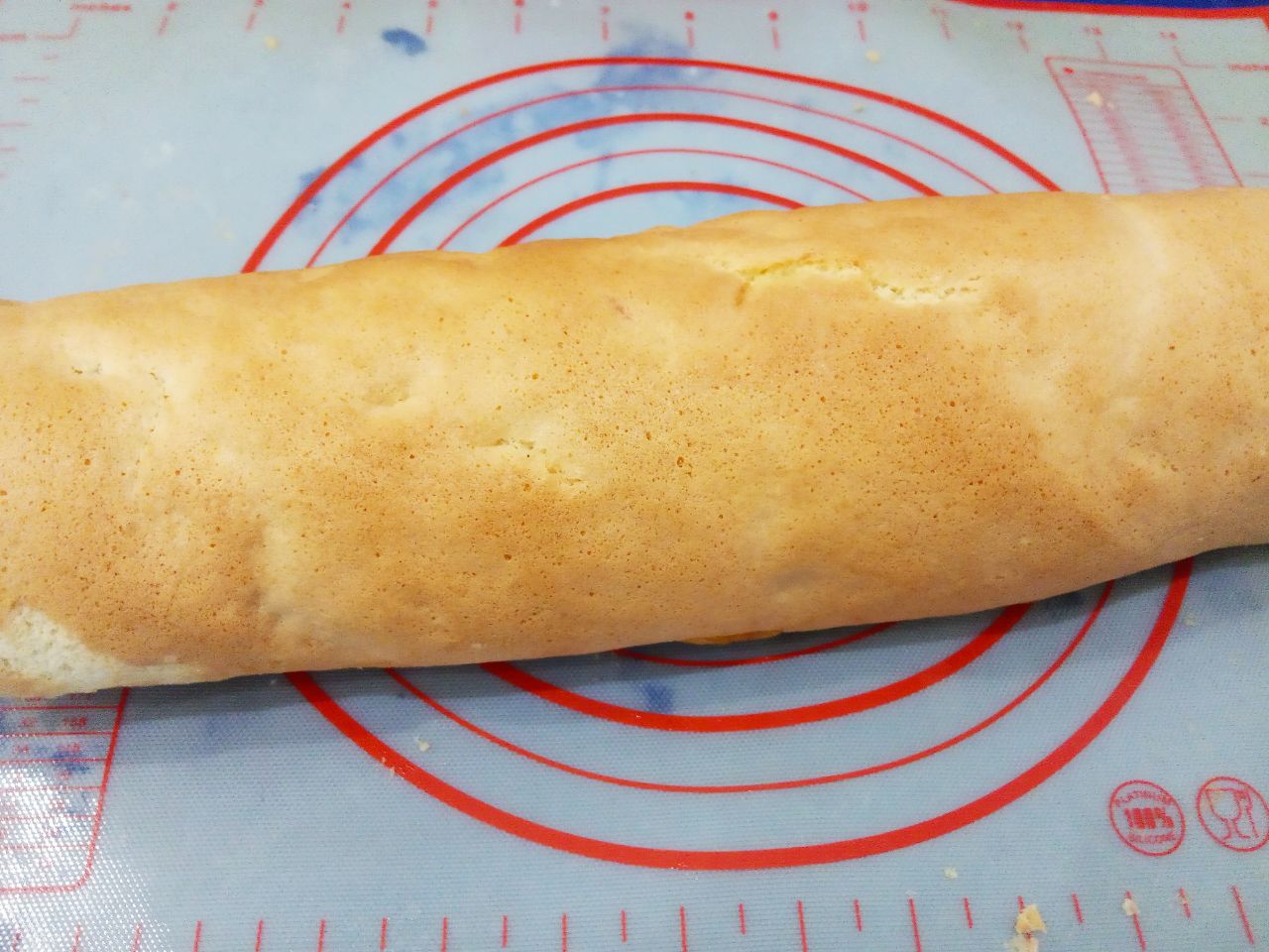 Бисквитный рулет с начинкой из персиков, вкусно и аппетитно: Сворачиваем рулет с начинкой и охлаждаем.