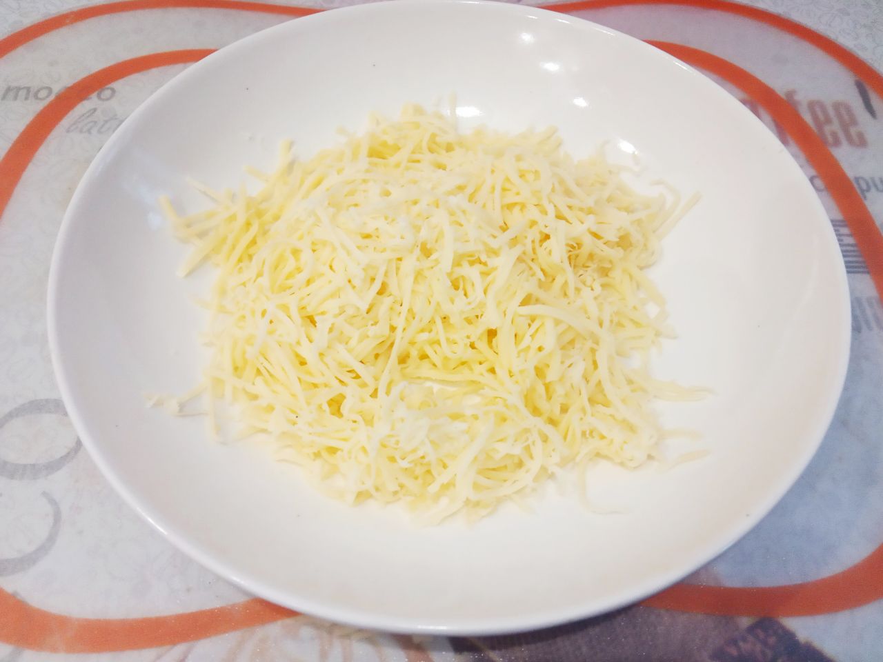 Мясные гнёзда с грибной начинкой, перцем и сыром: Твердый сыр натираем на терке и посыпаем сверху гнёзда тертым сыром.