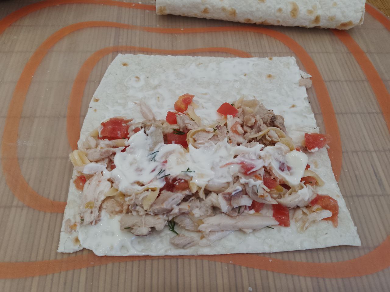 Лаваш с начинкой из куриного мяса, сыра и помидоров: На край прямоугольника кладем начинку, сверху начинку можно смазать майонезом.