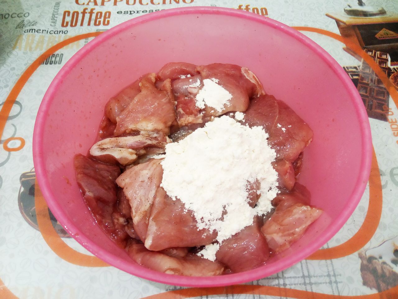 Мясо тушеное с луком и специями: В мясо добавляем столовую ложку муки с горкой и хорошо перемешиваем.