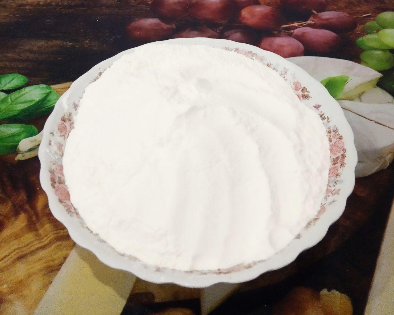 Вкусные сочные жареные пирожки на кефире с яблоками: Муку просеиваем через мелкое сито.