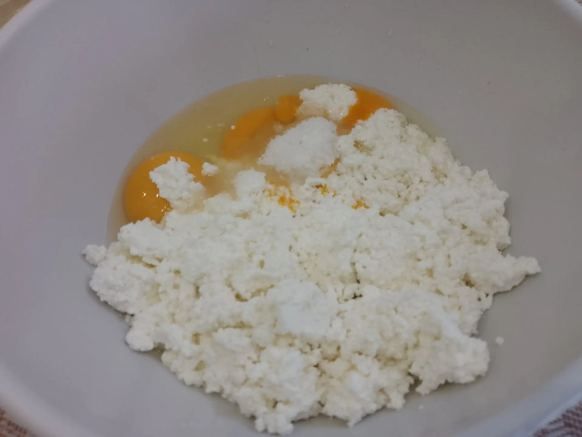 Творожные блины с желе, нежные и вкусные: Добавляем яйца соль и сахар, размешиваемю.