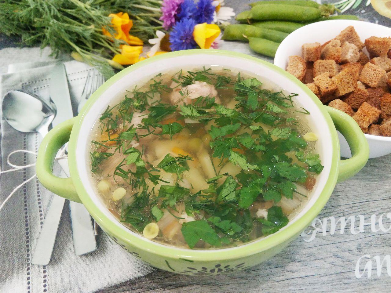 Овощной суп с зеленым горошком и мясными фрикадельками