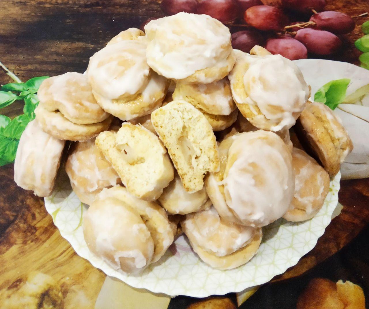 Пряники рассыпчатые, мягкие, с яблоками и в молочной глазури: Остывшие пряники поливаем глазурью и аккуратно перемешиваем, чтобы глазурь равномерно распределилась.