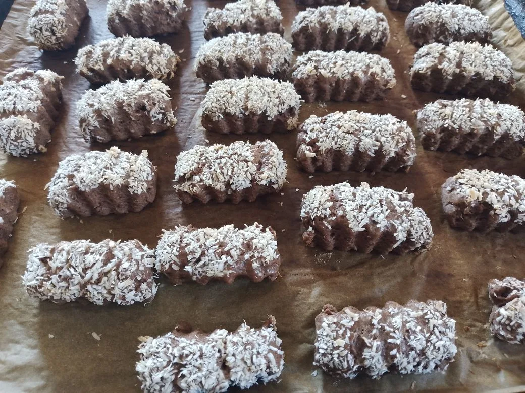 Шоколадное песочное печенье с кунжутом и кокосовой стружкой: Духовку разогреваем до 180 градусов, ставим противень с печеньем и выпекаем его до готовности примерно 12-15