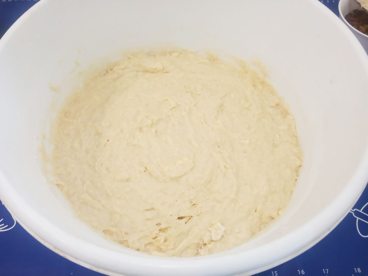 Булочки с начинкой из жареных яблок, изюма и корицы: В размешанное тесто кладем кусочки размягченного сливочного масла, перемешиваем и добавляем оставшуюся муку.