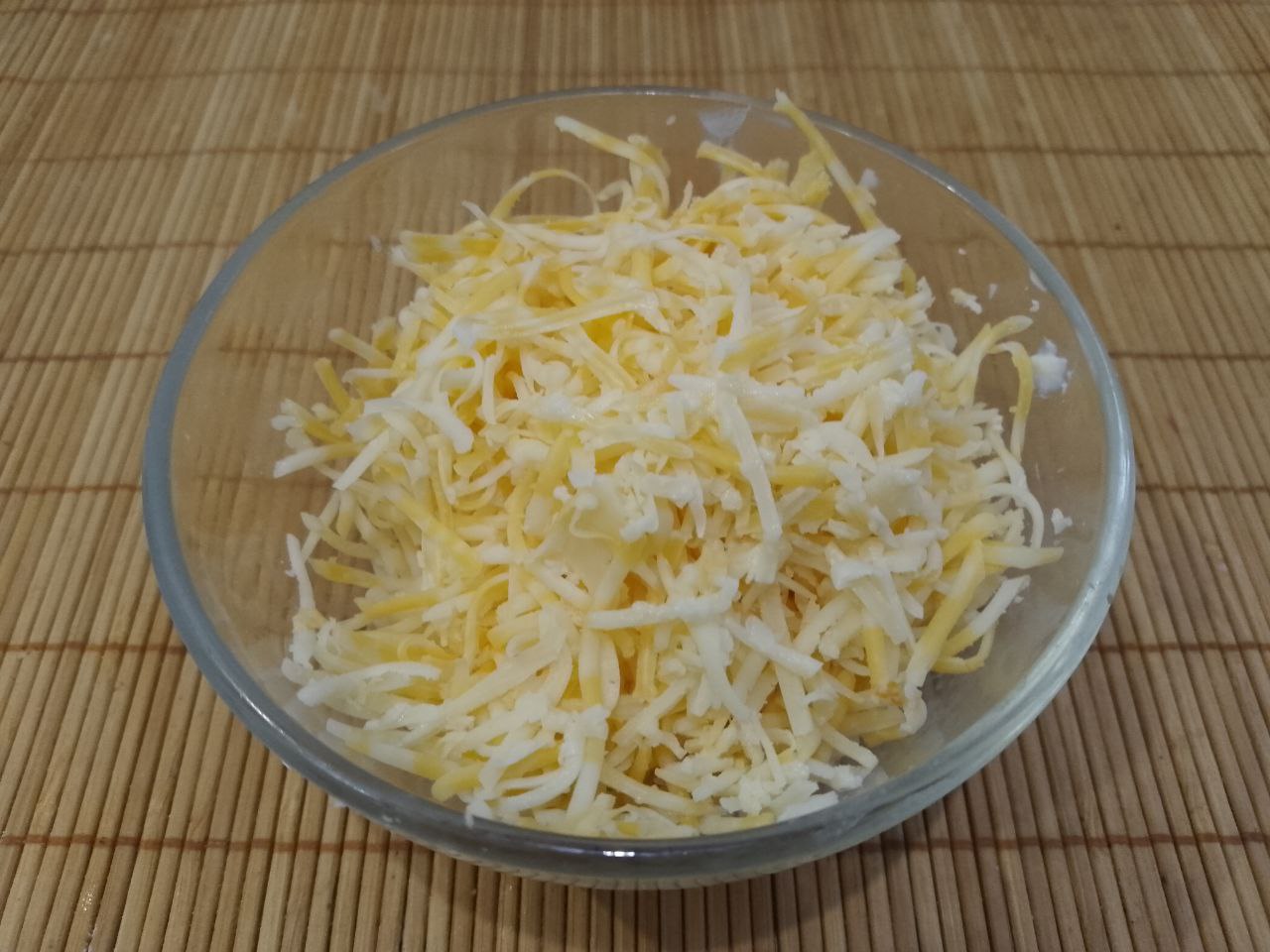 Котлеты с начинкой из яиц и сыра, в кляре, вкусные и сытные: Тертый сыр натираем также на средней терке.