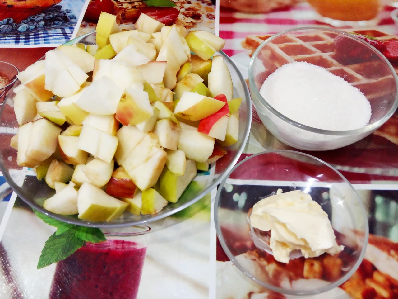 Яблочный пирог с кремом-суфле, нежный и вкусный: Сначала приготовим яблоки, промываем водой, удаляем сердцевину и разрезаем на кубики.
