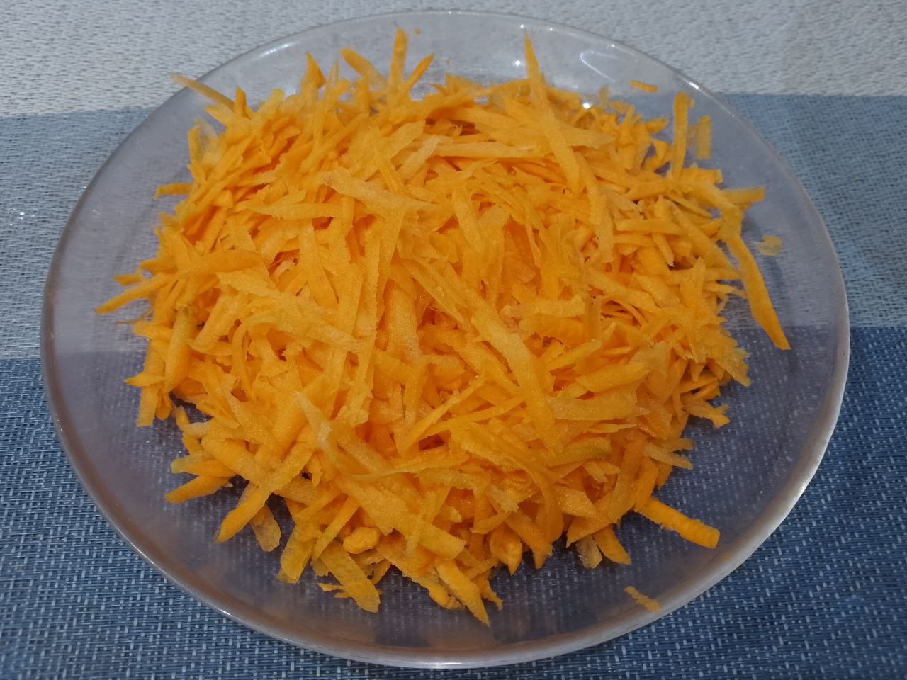 Капуста маринованная с перцем, морковью и чесноком: Морковь очищаем, промываем и натираем на крупной терке.